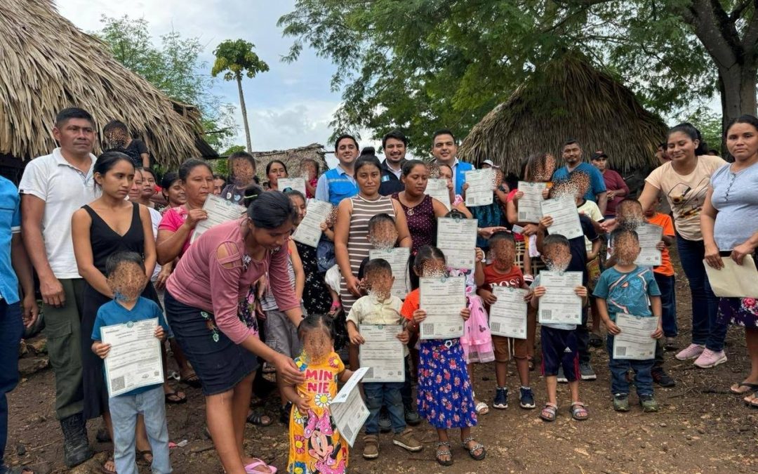 ENTREGAN ACTAS DE NACIMIENTO GESTIONADAS POR LA SECRETARÍA DE INCLUSIÓN A POBLACIÓN GUATEMALTECA